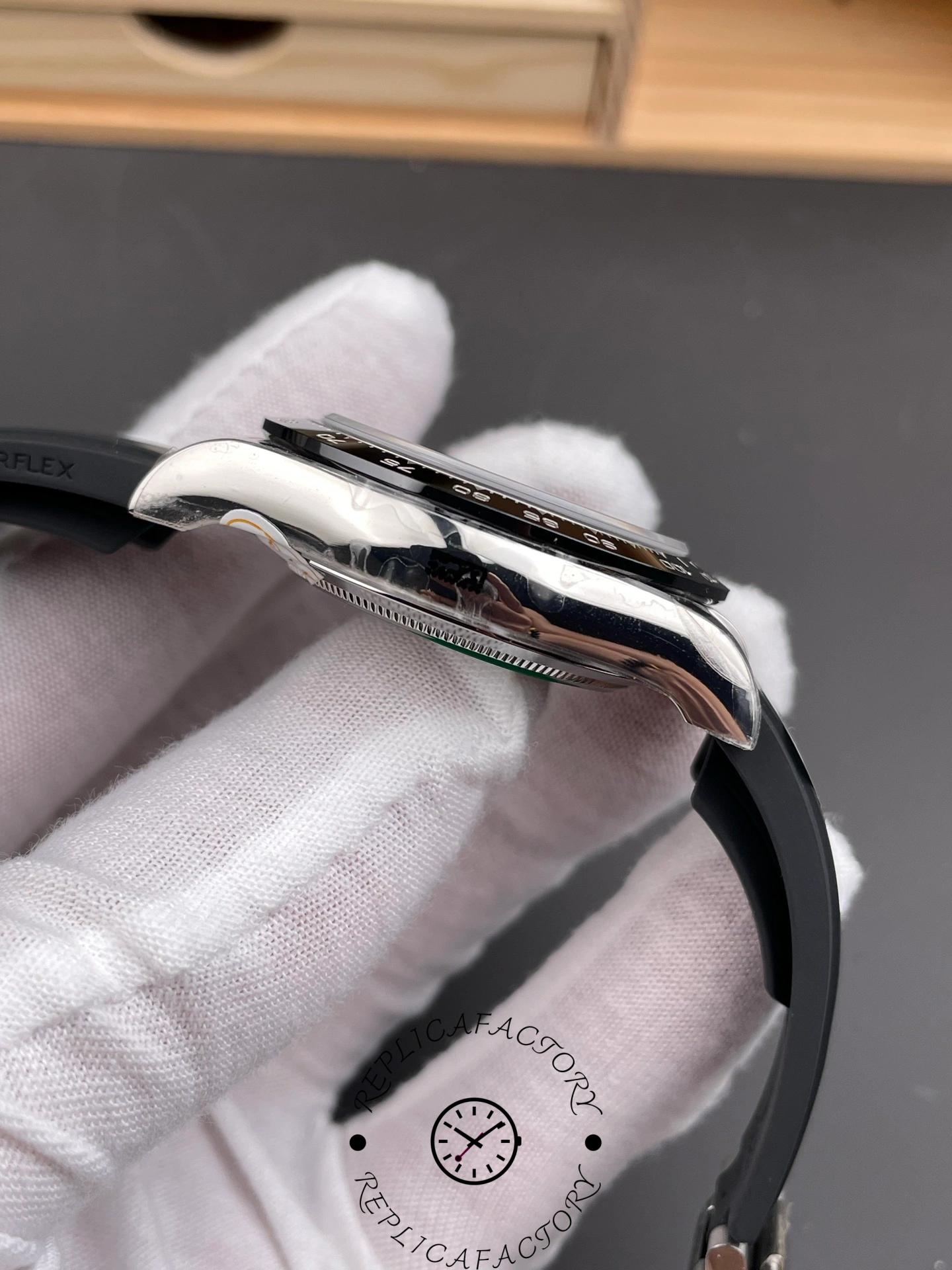 Rolex Daytona 126519LN 0007, side profile showing case thickness and bezel edge.