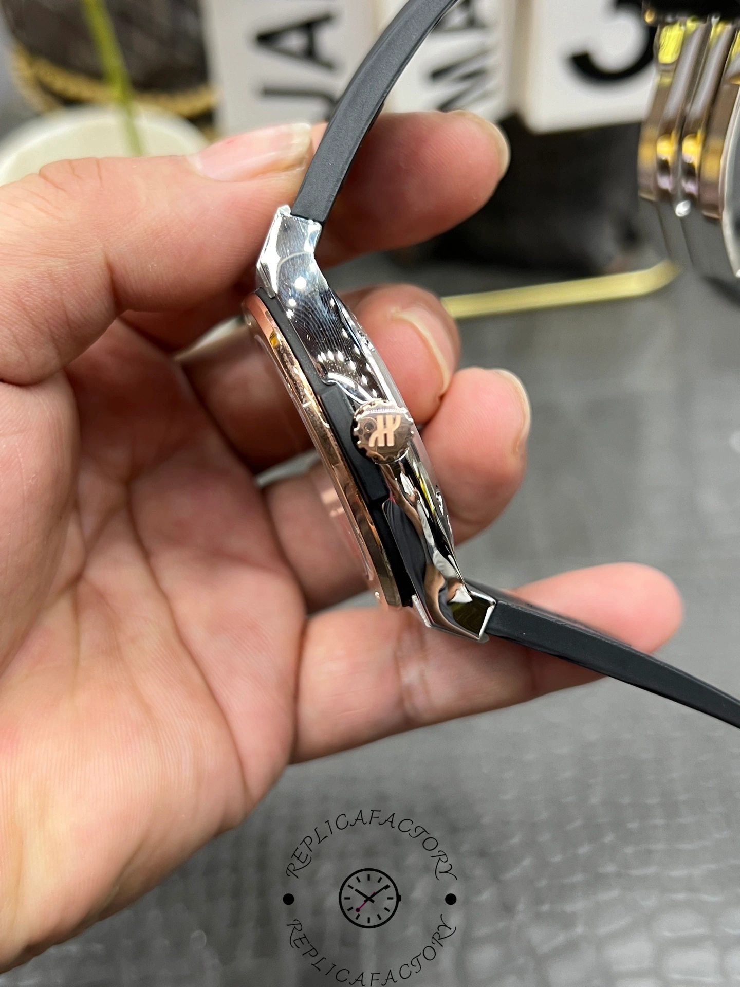 Side profile of Hublot Classic Fusion 542.NO.1181.RX highlighting case thickness and crown position.