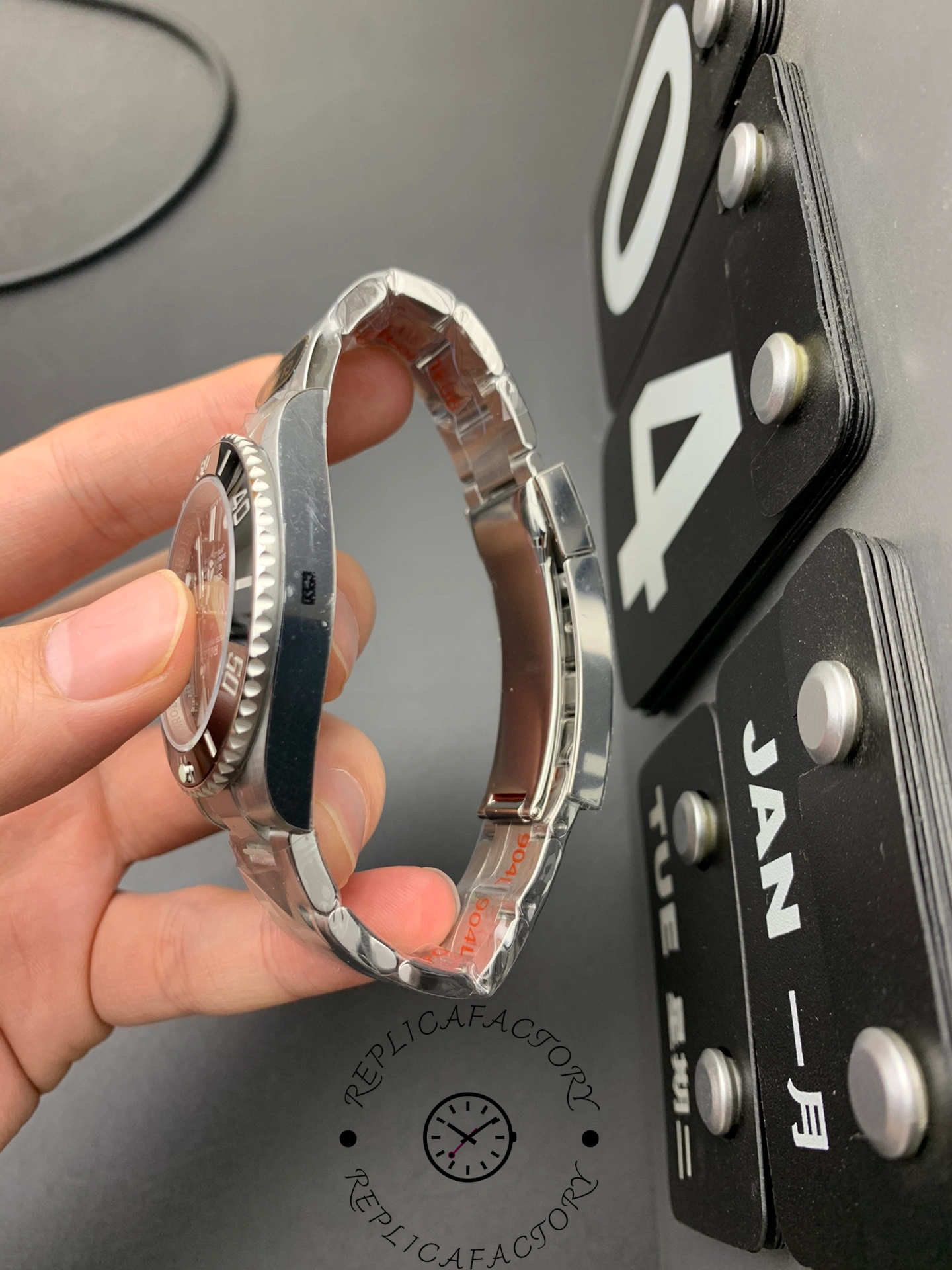 Rolex Submariner 116610LN 0001, side view of the bracelet curve and case profile.