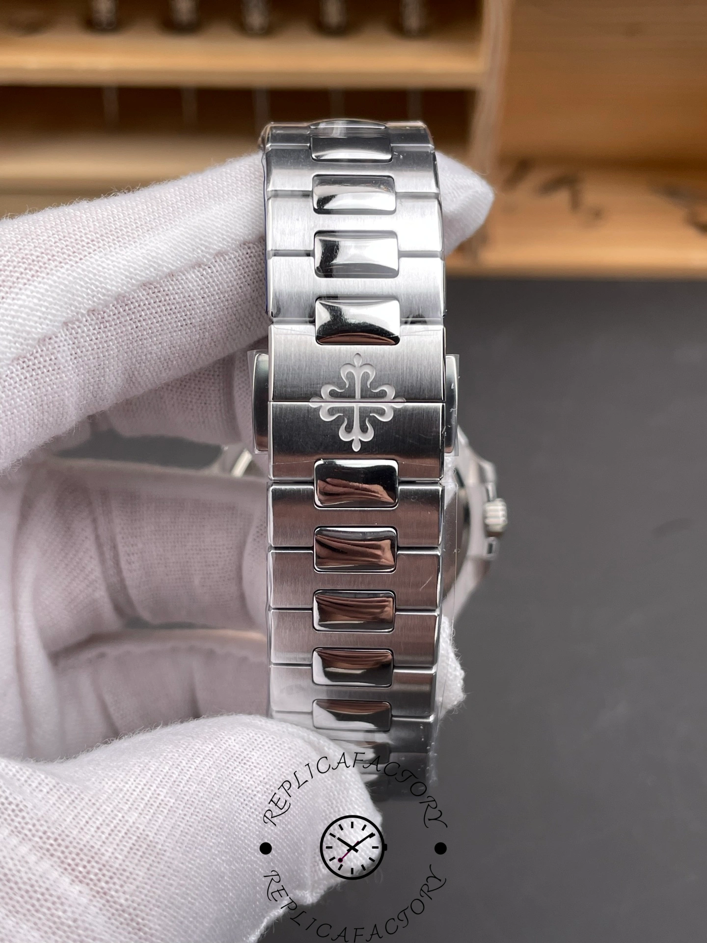 Patek Philippe Nautilus Self Winding Watch 5811 1G 001 Replica Watch - Replica Factory