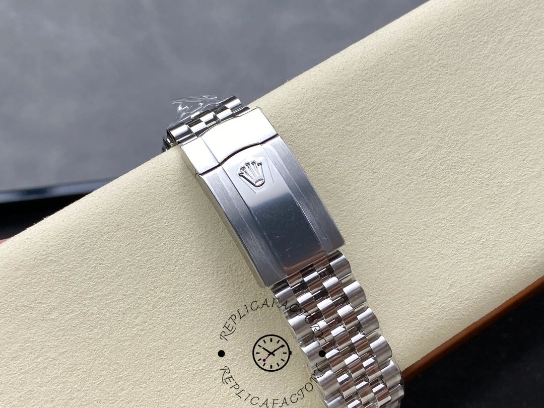 Clasp exterior detail of the Rolex Datejust 126334-0028 showing the Jubilee bracelet clasp.