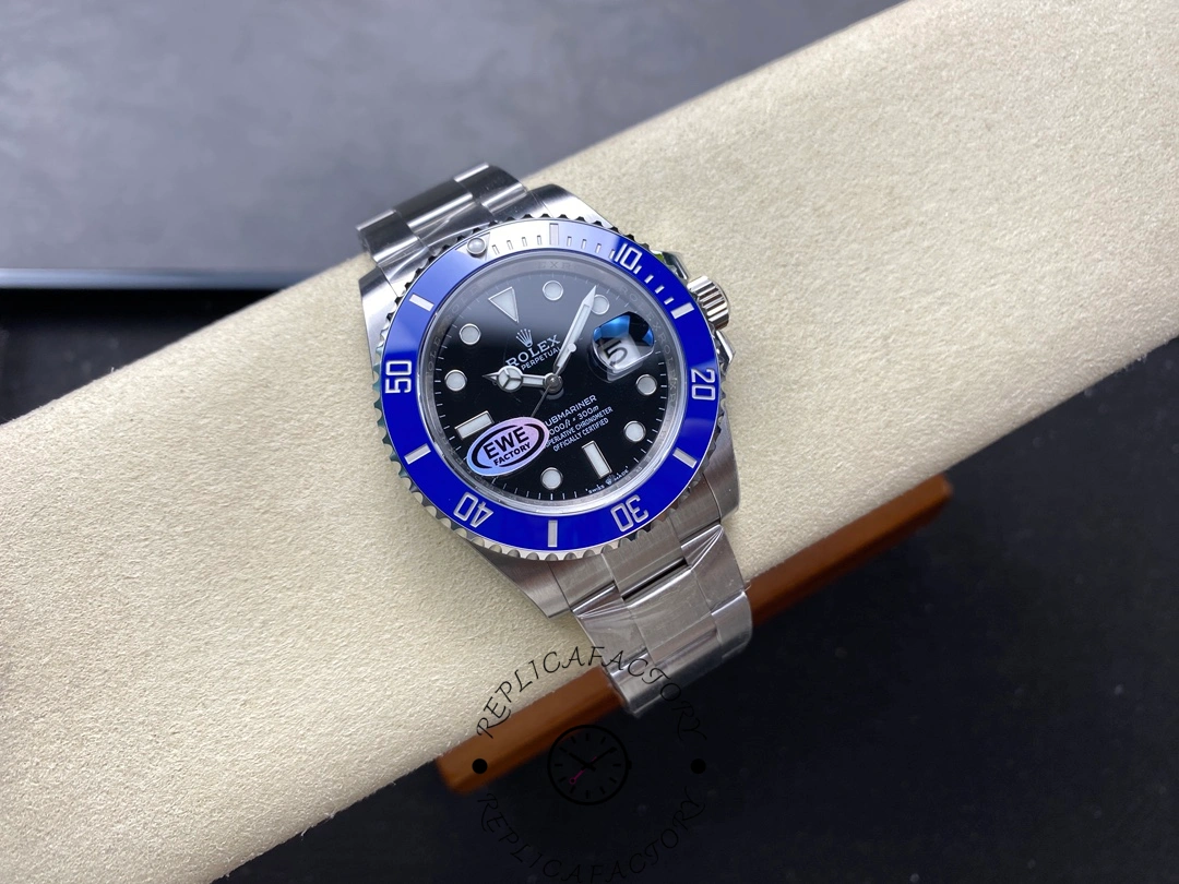 Rolex Submariner 126619LB 0003, side profile showing bezel edge and crystal.