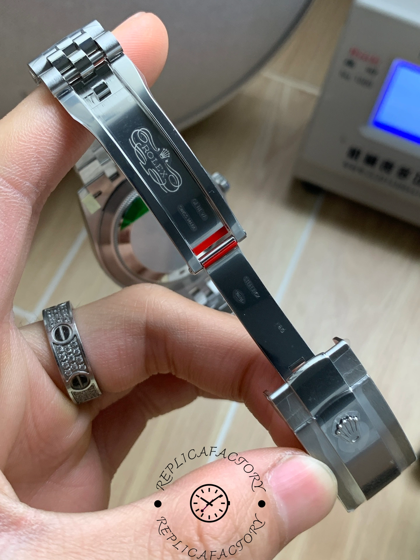 Details of the clasp on the Rolex Datejust 126334-0028, showcasing its polished side edges and engraved details.