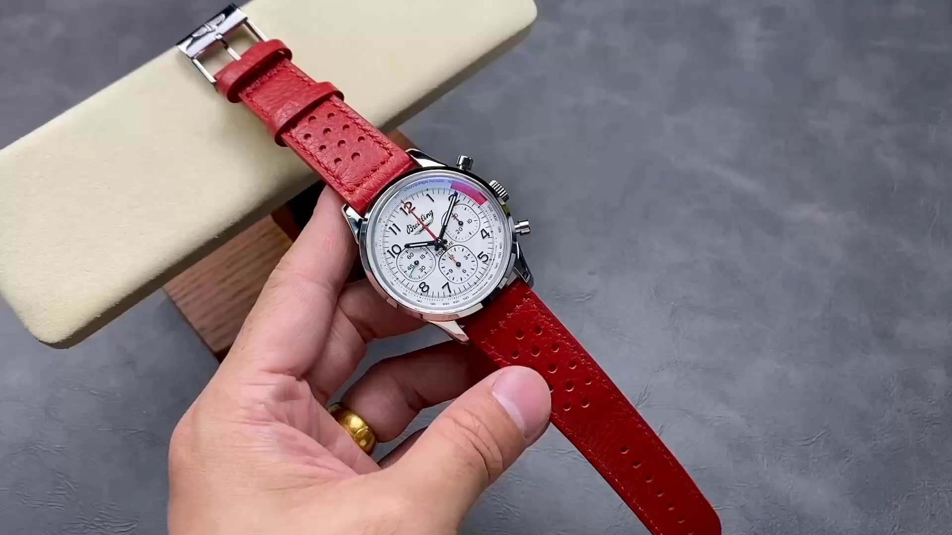 Breitling Top Time B01 Ford Thunderbird AB01766A1A1X1, cushion video showing red leather strap and case. - Video