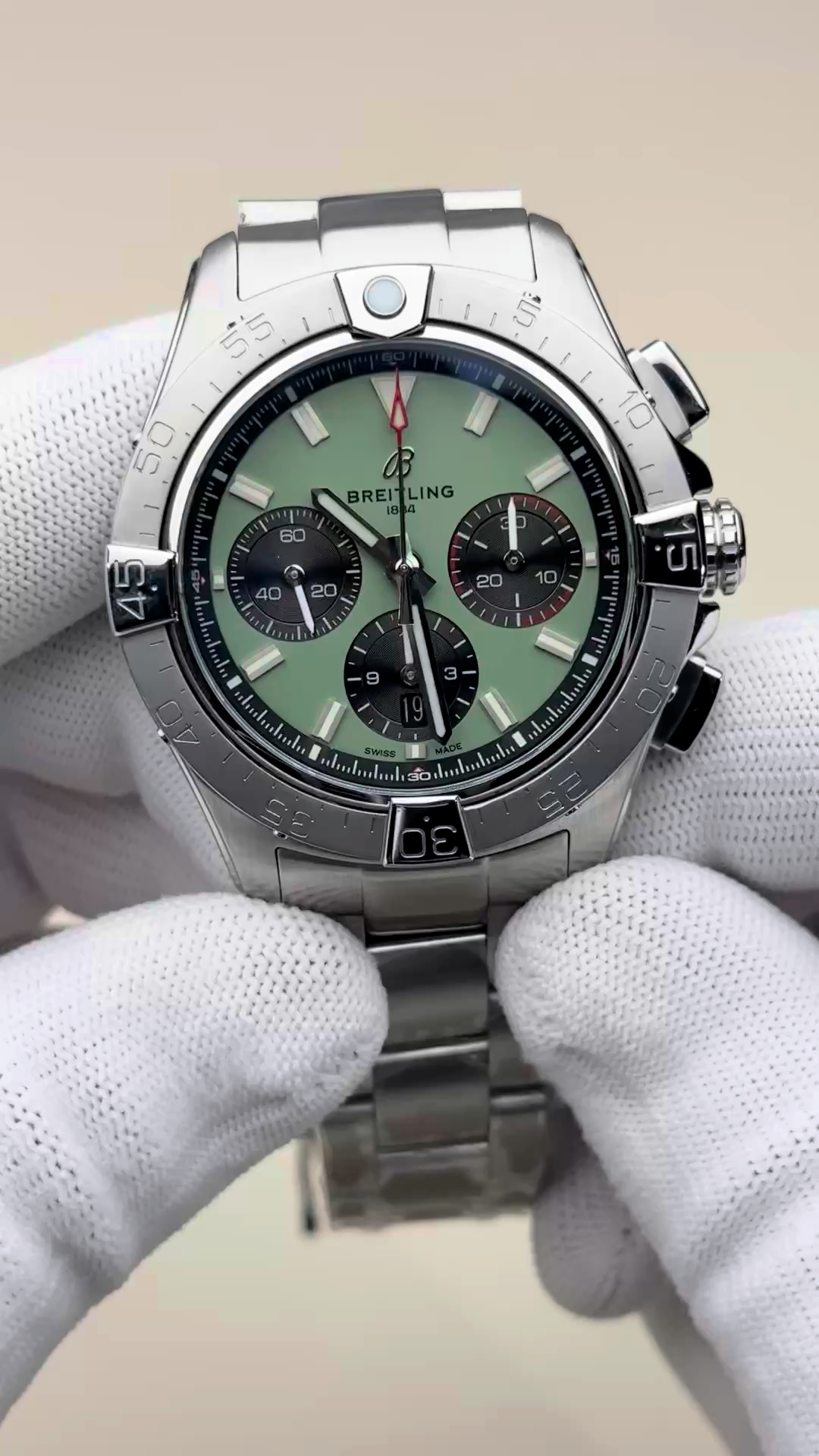 Video: hand-held Breitling Avenger B01 Chronograph AB0147101L1A1 showing bezel, crown, and pushers. - Video