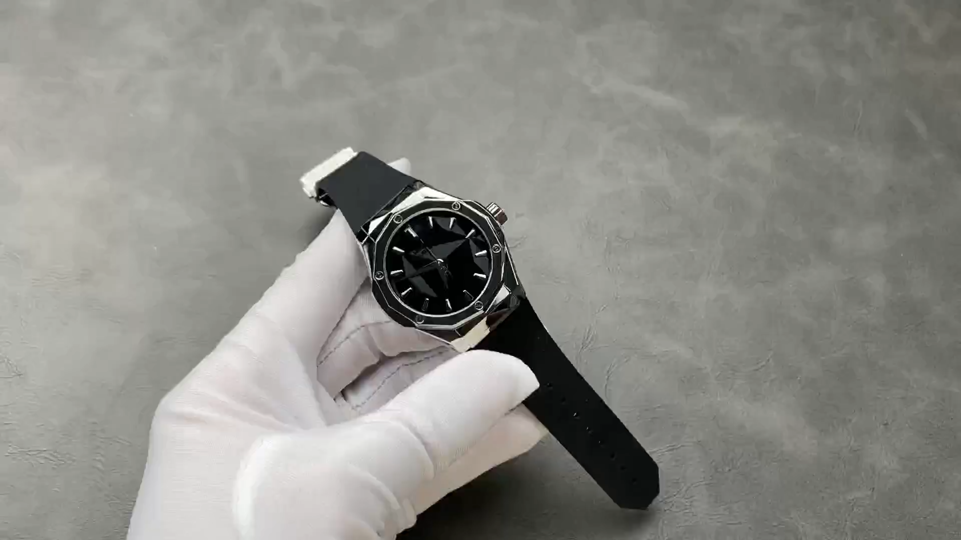 Hublot Classic Fusion Orlinski 550.NS.1800.RX.ORL19 strap-in-hand clip view, buckle and strap length. - Video