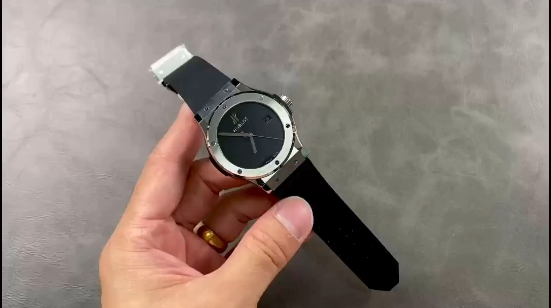 Hublot Classic Fusion 542.NX.1270.RX.MDM hand-holding shot showing the slim round case. - Video