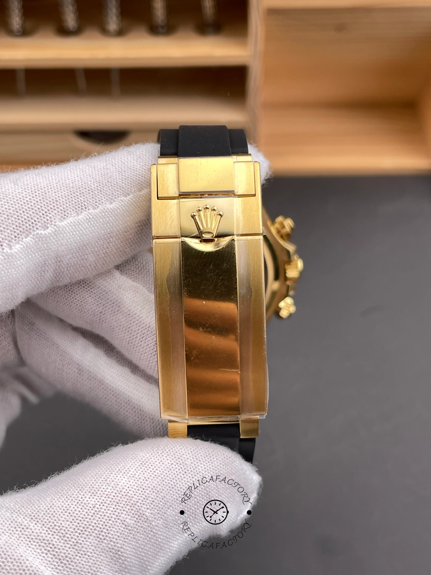 Rolex Daytona 126518LN 0014, rear view of strap and clasp from the side.
