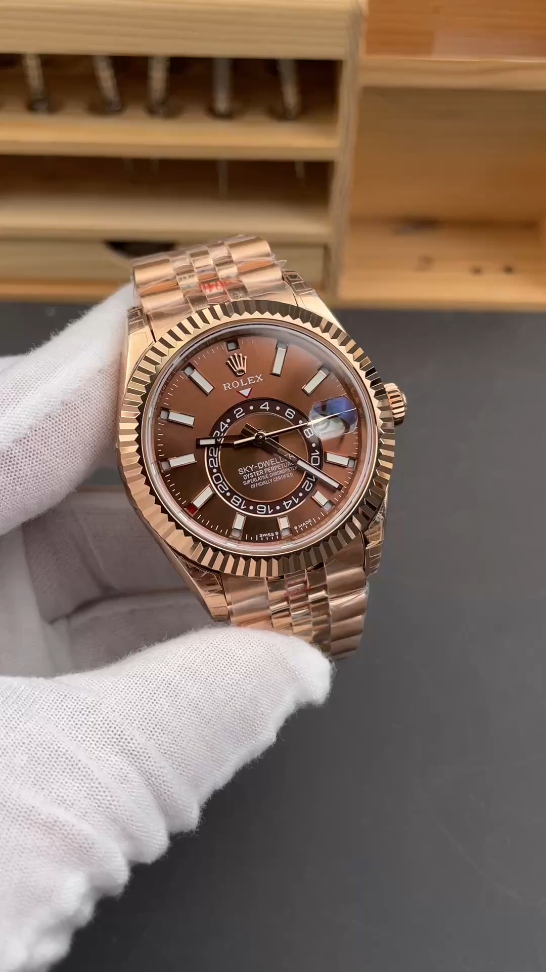Rolex Sky Dweller 42 Everose Gold Chocolate Dial m336935 0006 - Video