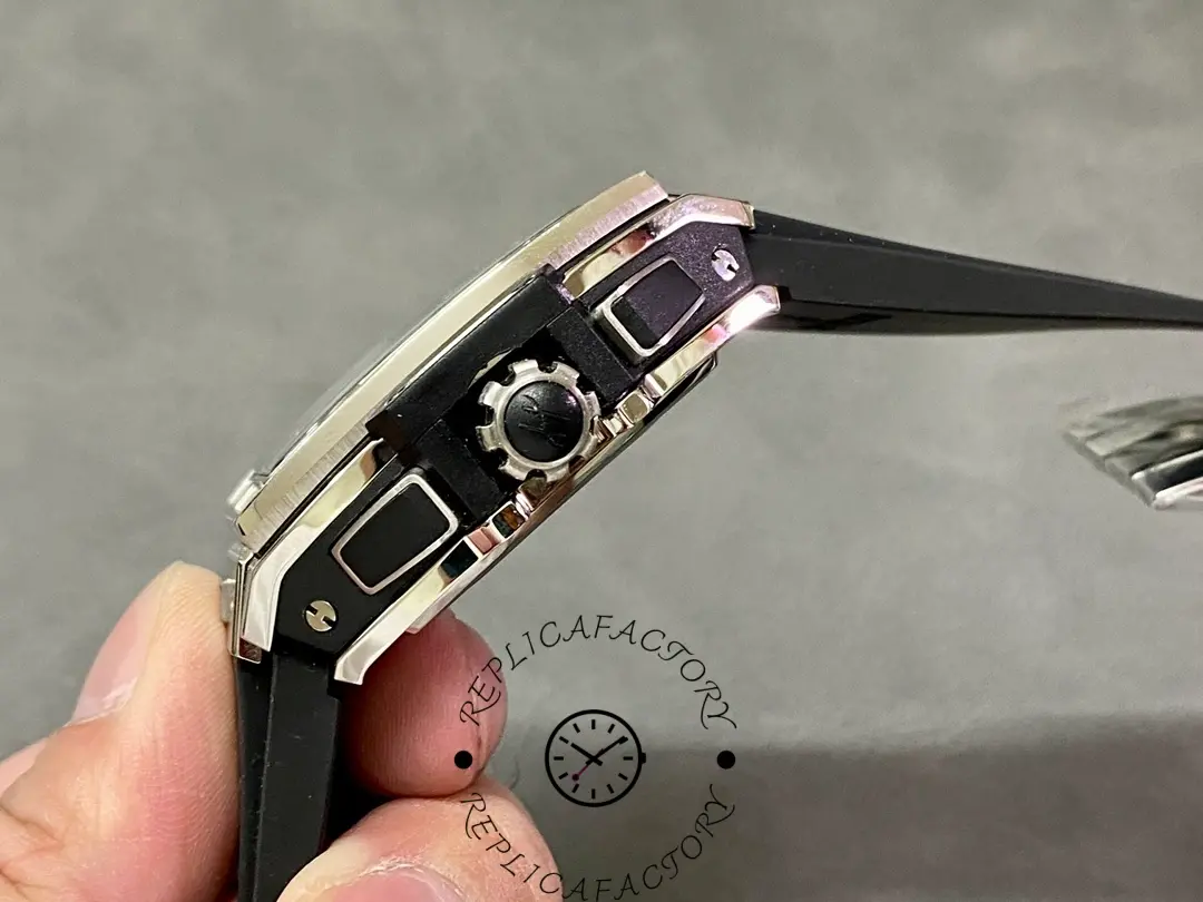 Side profile close-up of Hublot Spirit of Big Bang 642.NX.0170.RX showing crown and pushers.