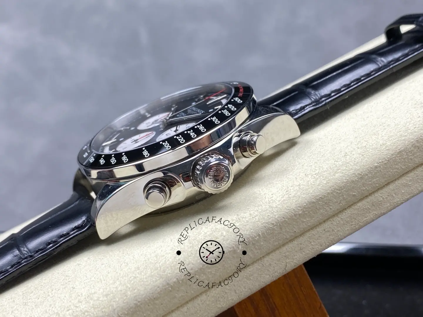 Crown and chronograph pushers of Longines Conquest L3.835.4.52.6 side view.