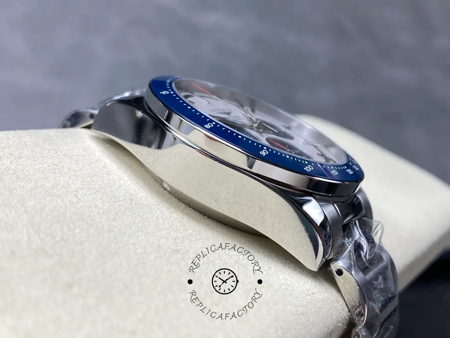 Longines Conquest Chronograph L3.835.4.98.6, slim case profile showing polished lugs and blue tachymeter bezel.