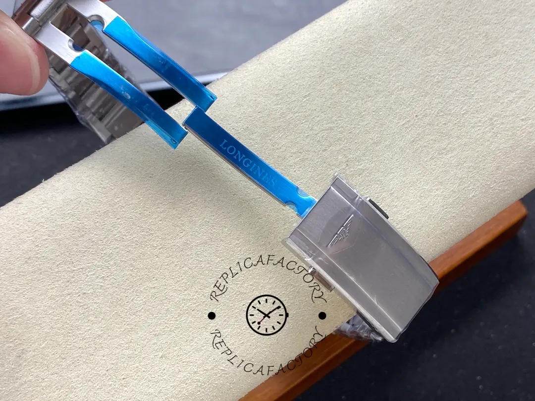 Open clasp of Longines HydroConquest GMT L3.790.4.96.6, folding clasp with LONGINES engraving.