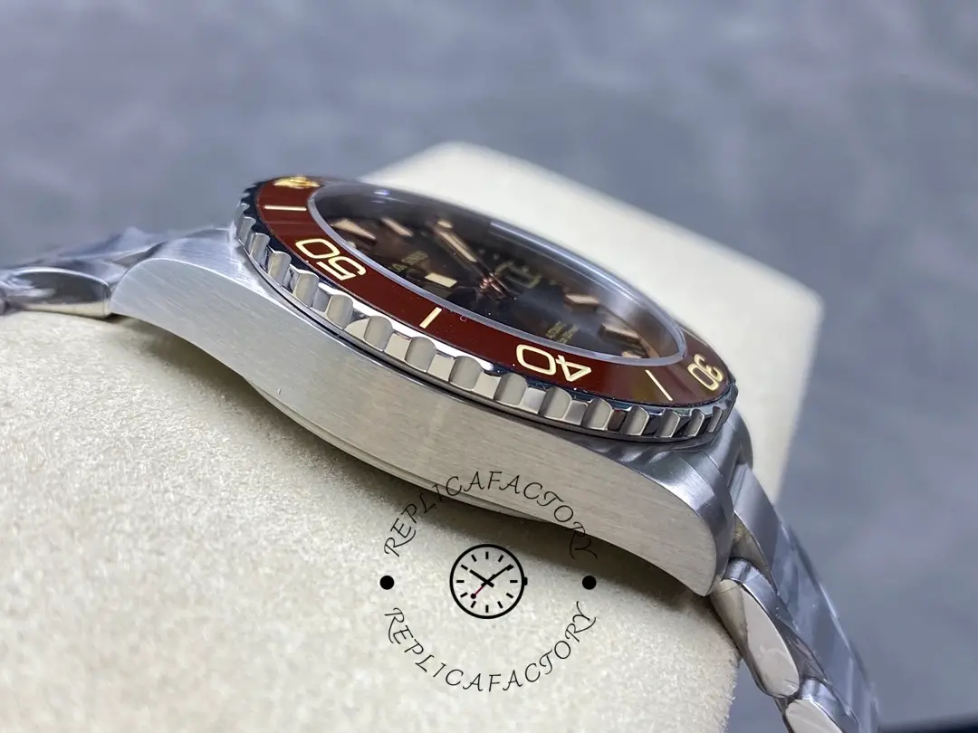 Case profile of Longines HydroConquest GMT L3.790.4.66.6, showing brushed lugs and bezel teeth.