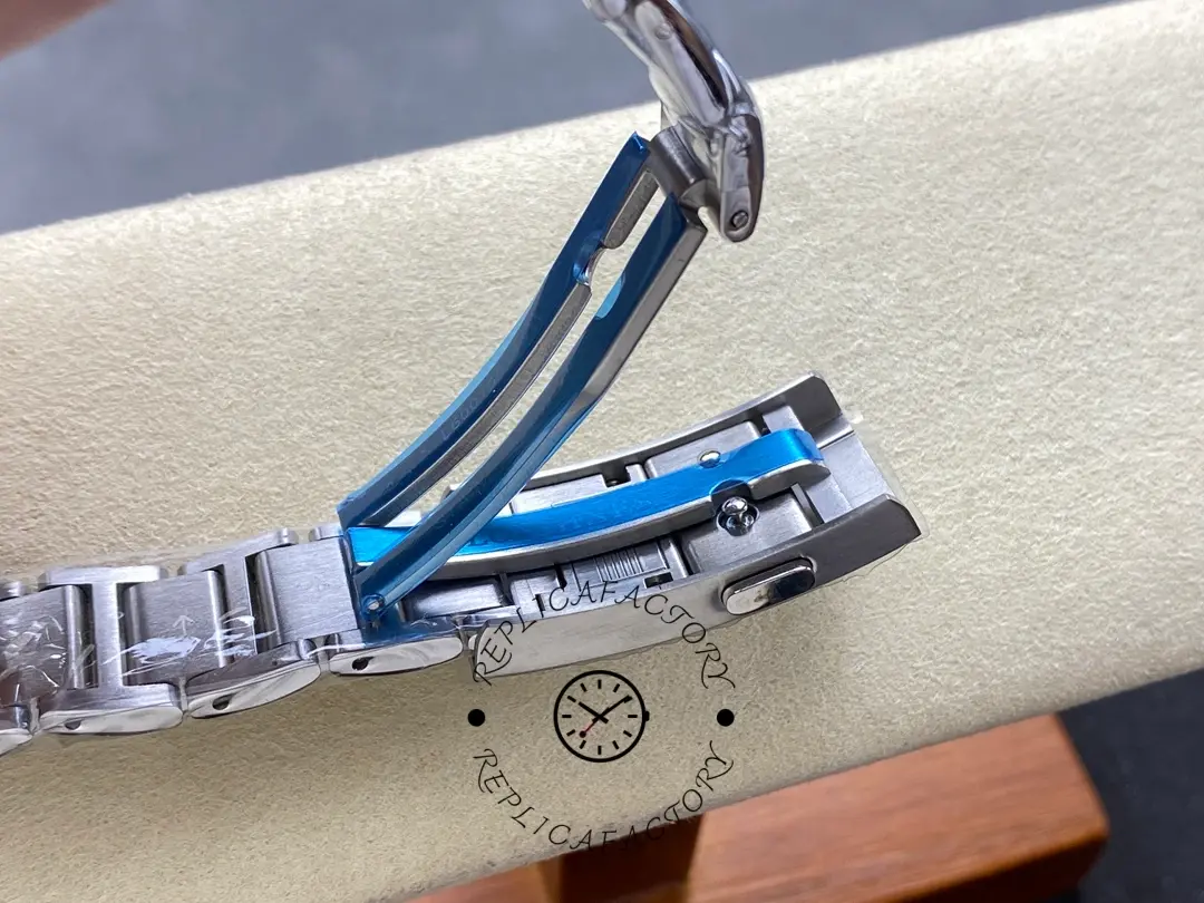 Longines HydroConquest GMT L3.790.4.66.6, open clasp with fold-out diver extension and safety lock.