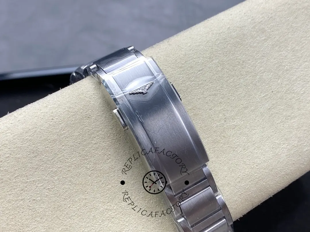 Clasp detail on Longines HydroConquest GMT L3.790.4.96.6, brushed steel bracelet with winged logo.