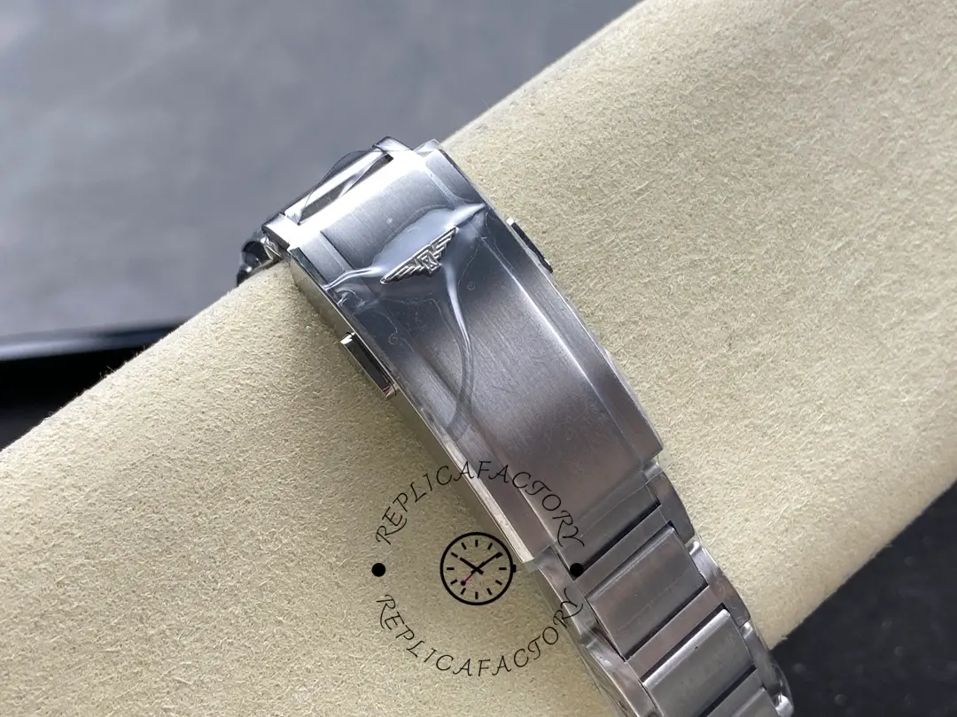 Bracelet clasp view of Longines HydroConquest GMT L3.790.4.66.6, closed clasp with Longines logo.