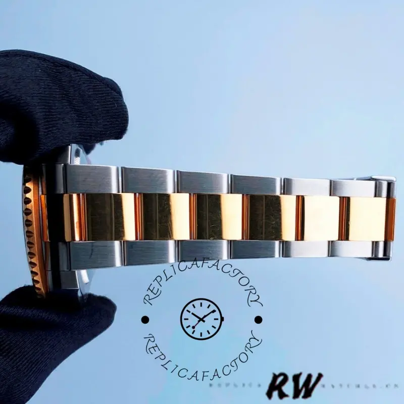 Clasp and bracelet side view of the Rolex GMT-Master II 116713LN showing two-tone finish.