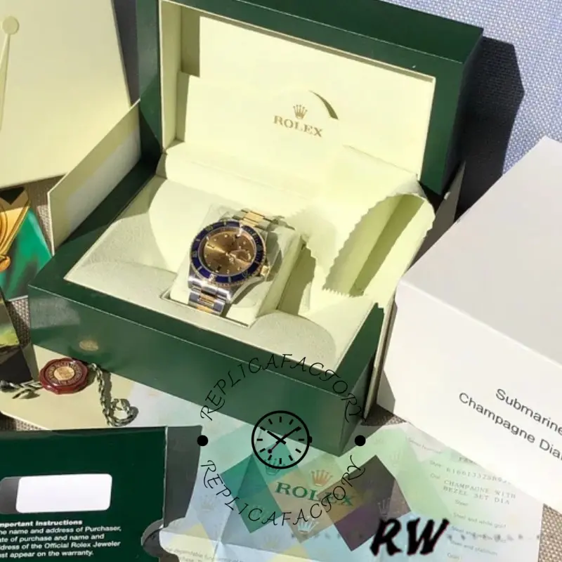Rolex Submariner Date 16613, full set display with green Rolex box and watch inside.