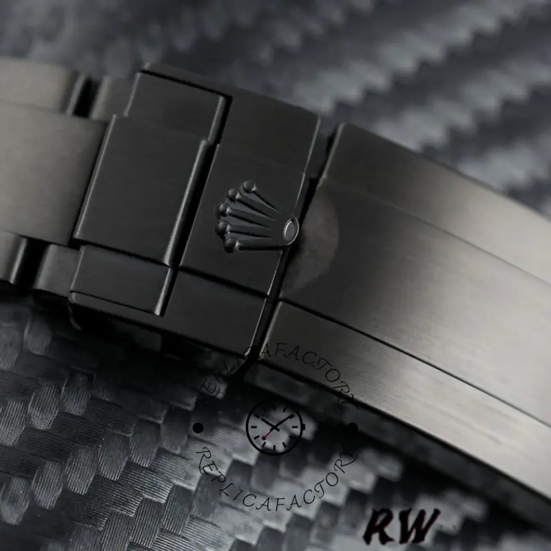 Rolex Submariner 116610, clasp and bracelet link detail, side view.