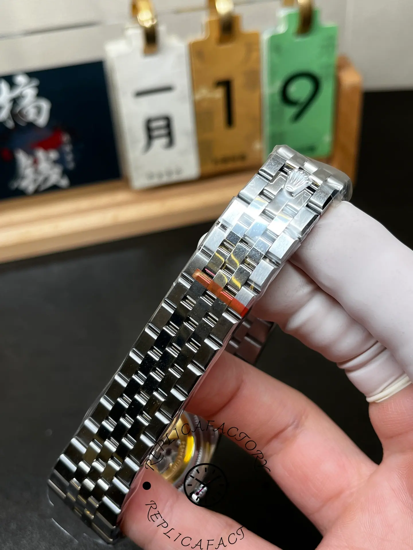 Bracelet close-up of Rolex Land-Dweller 36 m127236-0001 showing polished and brushed integrated link finishing.