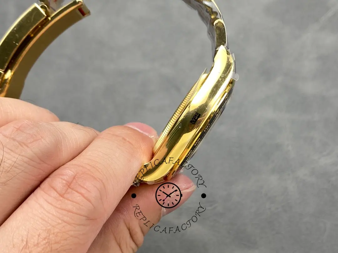 Rolex Daytona 126528LN-0001, side view showing case thickness and bracelet fit.